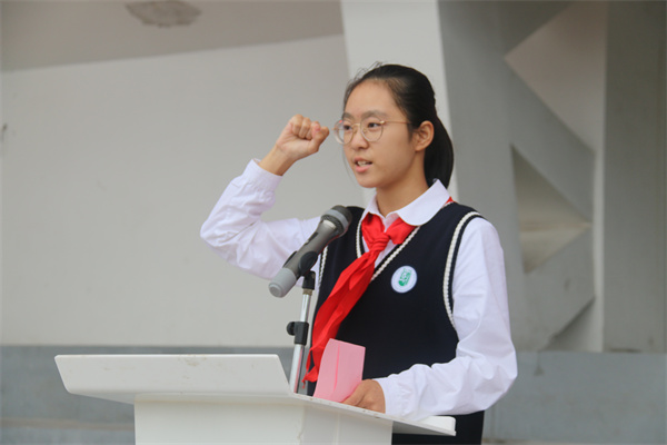 鮑文敏同學(xué)宣誓.jpg