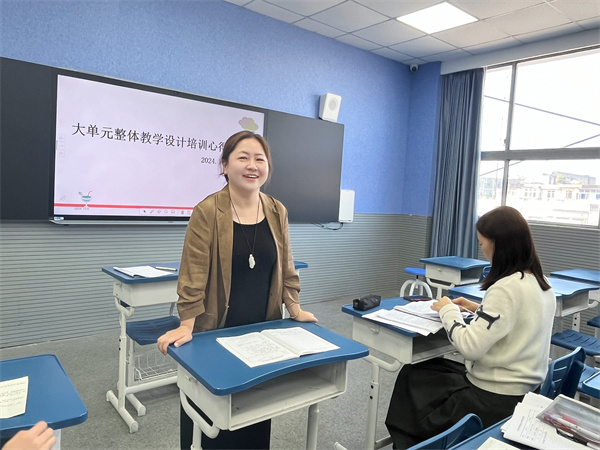 萬(wàn)婷婷老師發(fā)言.jpg
