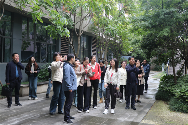 嘉賓參觀夢想劇場.jpg