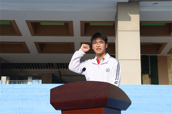 運(yùn)動員代表李響同學(xué)宣誓.jpg
