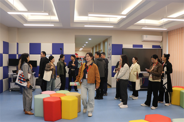 嘉賓參觀心理活動室.jpg
