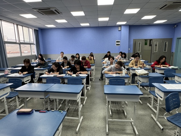 老師們認真聽課.jpg