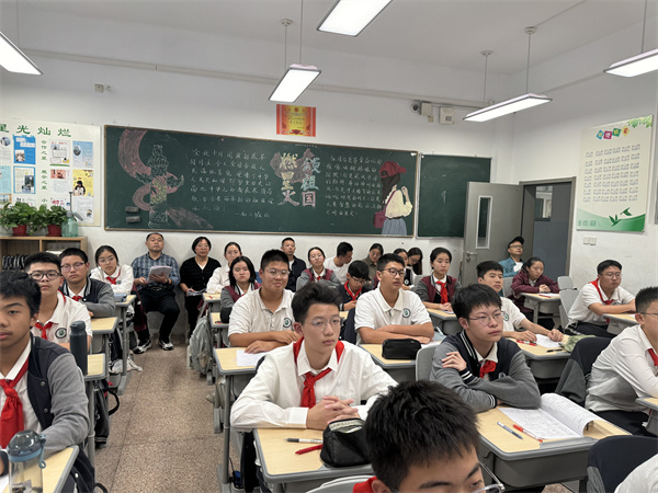 學(xué)生認(rèn)真聽講.jpg