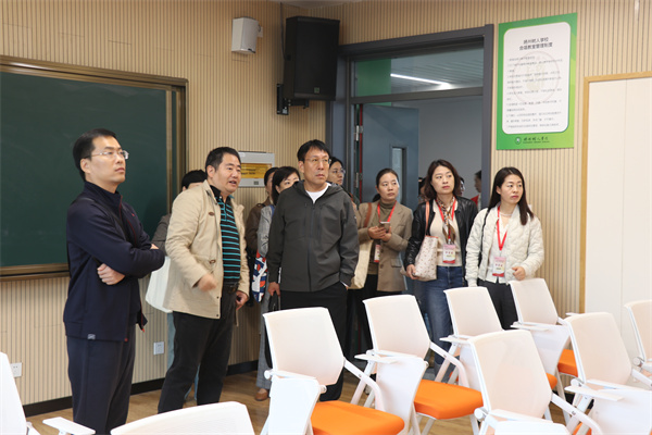 嘉賓參觀揚(yáng)州市尚美藝術(shù)課程基地.jpg