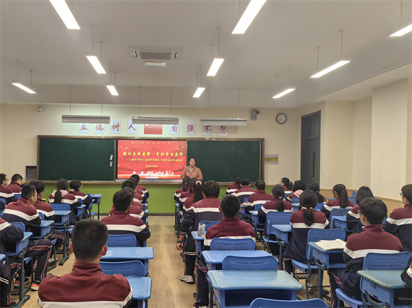 團委書記王菁主持會議.jpg