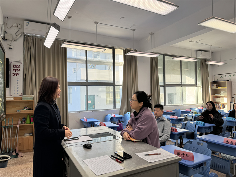 4老師和家長交流2.jpg