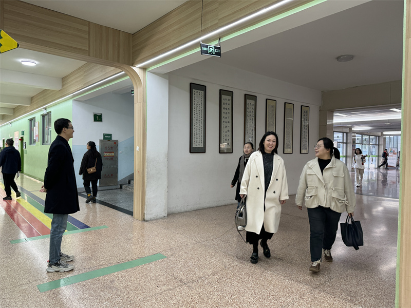 1家長進(jìn)入校園.jpg