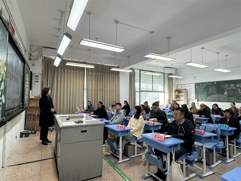 3家長們認(rèn)真傾聽1.jpg
