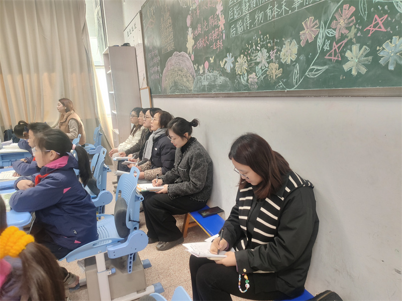 圖7 老師們認(rèn)真聽課、做記錄.jpg