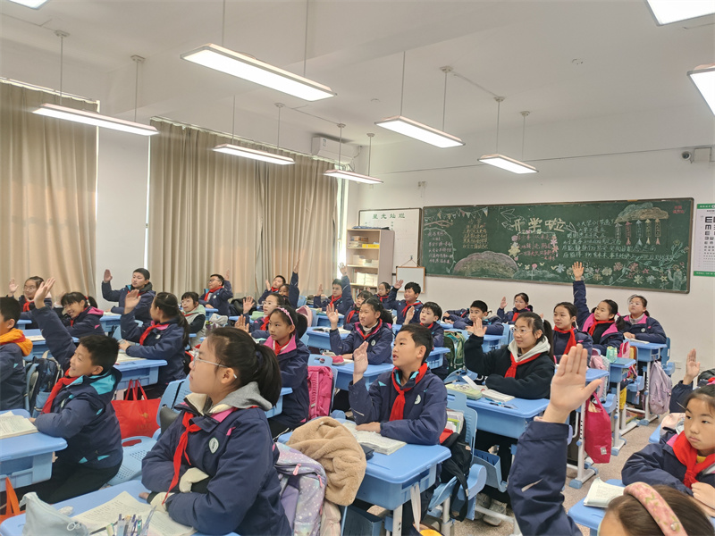 圖2 學(xué)生舉手回答問題.jpg