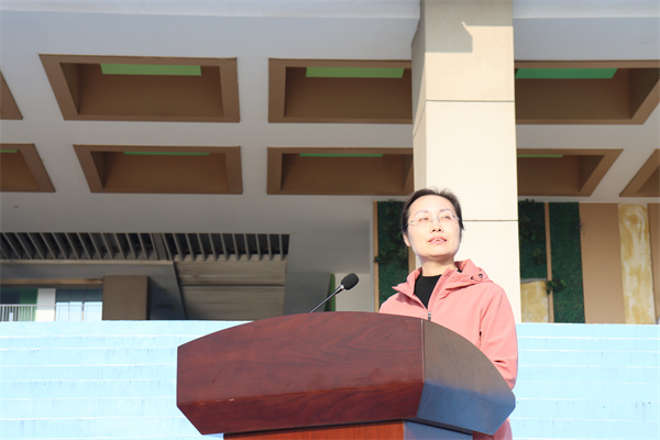 學(xué)工處主任卞家慧主持開幕式.jpg