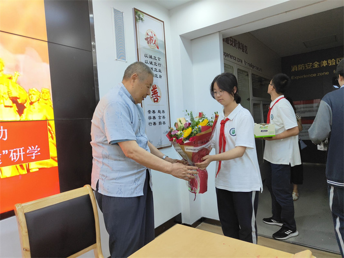 贈(zèng)送鮮花.png.jpg