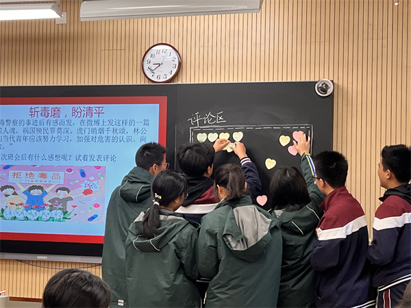 同學(xué)積極參與.jpg