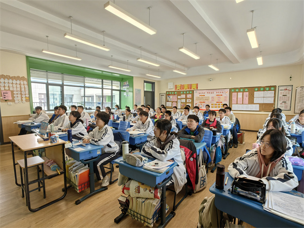 同學們認真聽講1.jpg