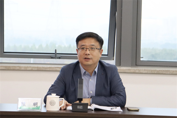 靖江斜橋中學(xué)校長(zhǎng)顧明交流.jpg