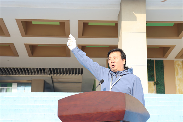 張鵬副校長(zhǎng)宣布比賽開始并發(fā)令.jpg