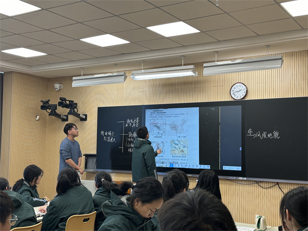 史一凡老師上課.jpg