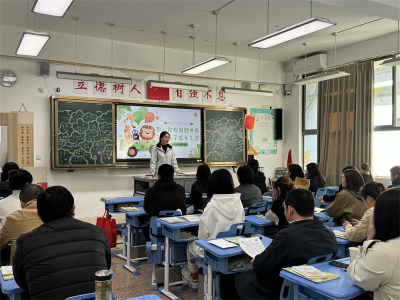 3家長們認(rèn)真傾聽3.jpg
