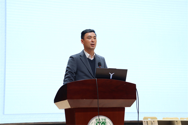 教研員開設(shè)講座.jpg