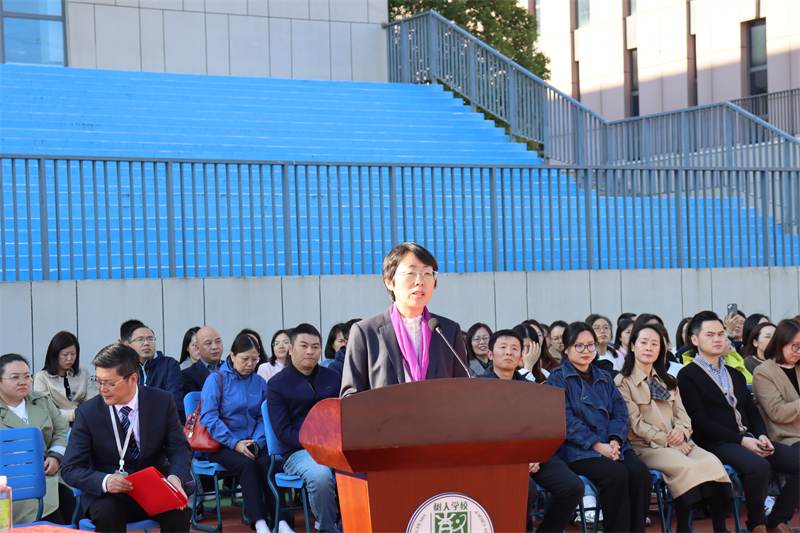 九龍湖校區(qū)校長殷翠云宣讀表彰決定.JPG