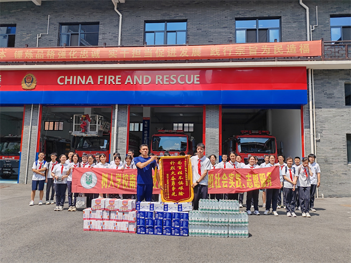 大合影1 錦旗.jpg