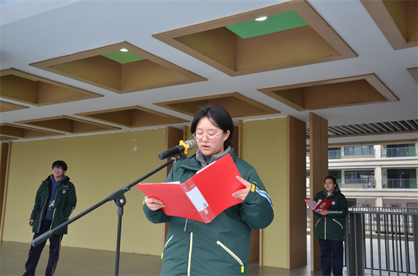 王紫璇同學(xué)國(guó)旗下演講.jpg