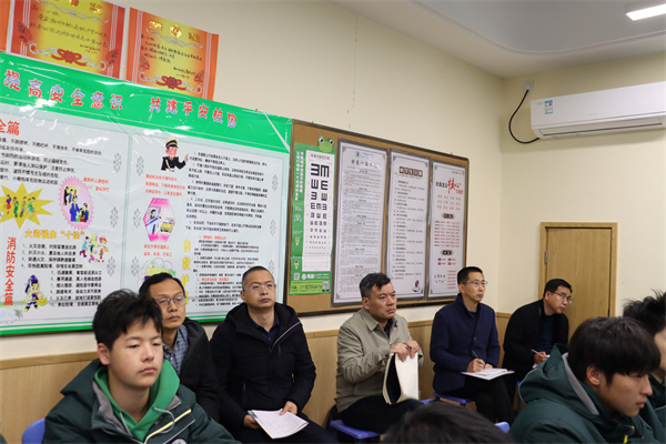 華東師范大學(xué)汪曉勤教授深入課堂聽課.jpg