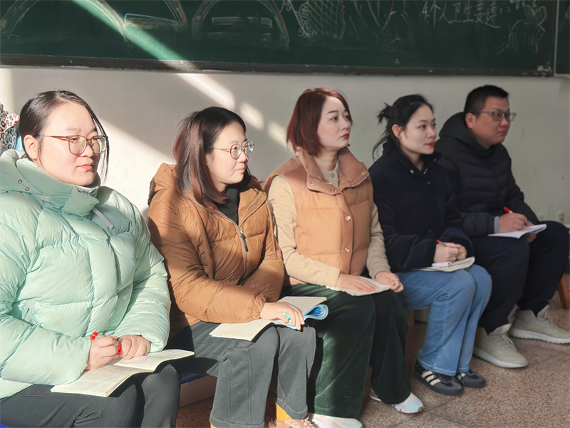 教師認(rèn)真觀課.jpg