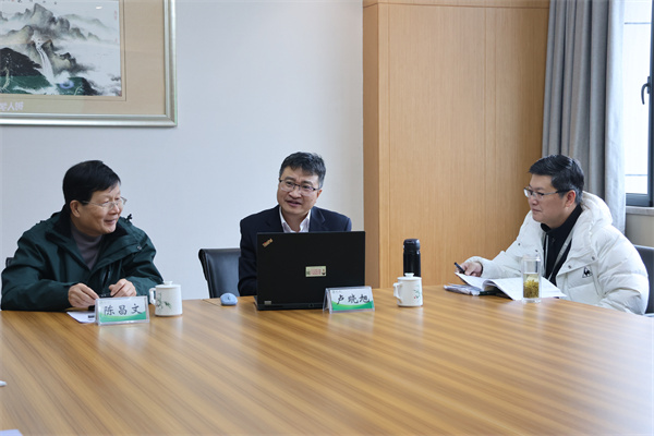 華東師范大學(xué)陳昌文、盧曉旭教授帶領(lǐng)地理、體育組評課.jpg