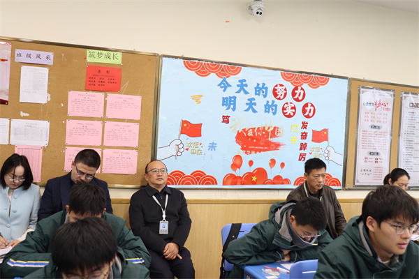 唐煒校長深入課堂聽課.jpg