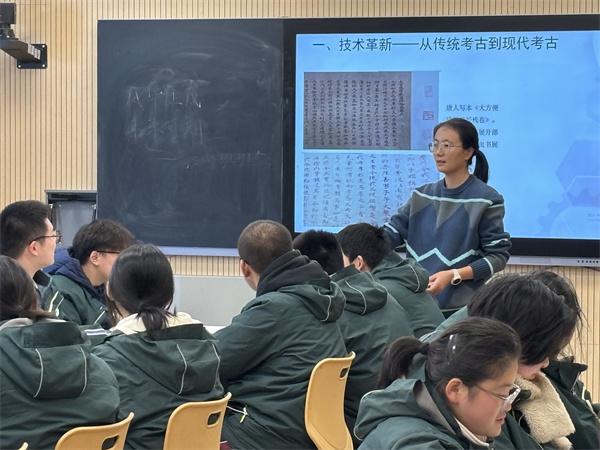 張瑜老師上課.jpg