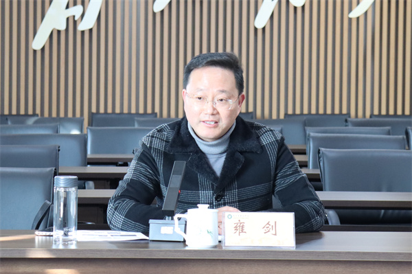 揚(yáng)州市氾水高級(jí)中學(xué)常務(wù)副校長(zhǎng)雍劍主持交流會(huì).jpg