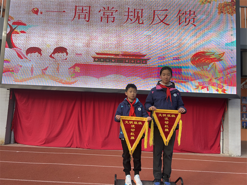 六年級和五年級同學授旗.jpg