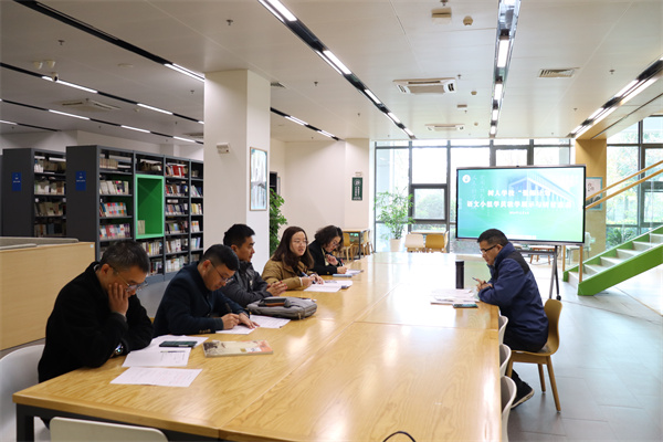 語文組評課現(xiàn)場.jpg