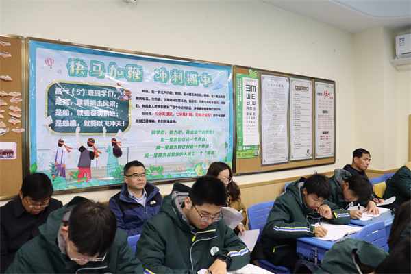 華東師范大學(xué)張心科教授深入課堂聽課.jpg