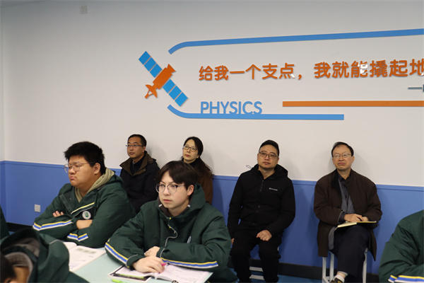 華東師范大學(xué)潘蘇東教授深入課堂聽課.jpg