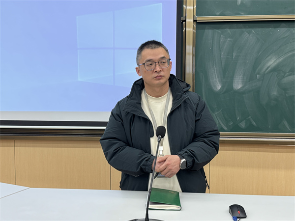 高一年級主任汪柳主持會議.jpg
