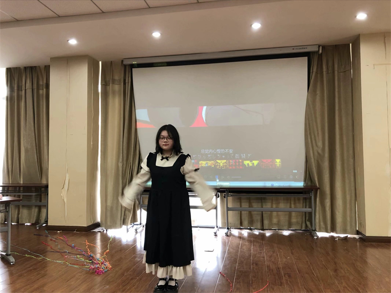 第三個(gè)節(jié)目蔣妍秋舞蹈.jpg