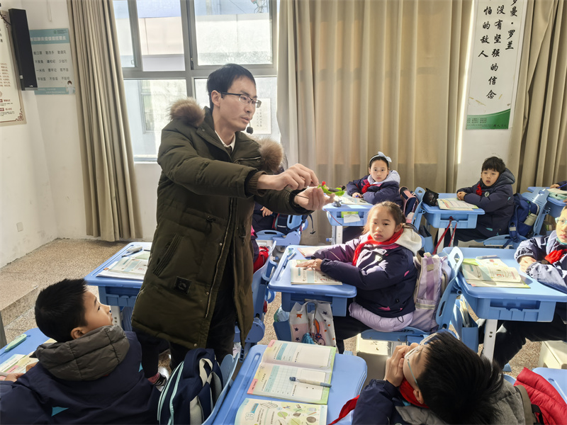 教師做實(shí)驗(yàn)進(jìn)行示范.jpg
