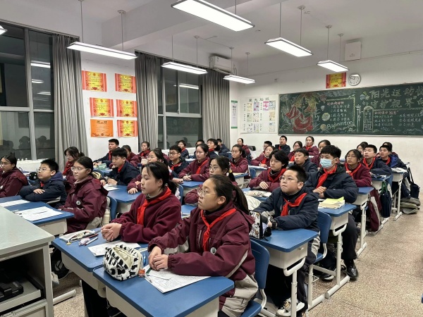學(xué)生們認(rèn)真聽班會(huì)課.jpeg