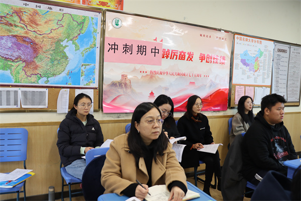 華東師范大學(xué)徐繼玲教授深入課堂聽課.jpg