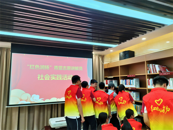 閱讀紅色書籍.jpg