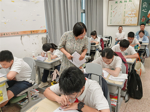 王俊老師指導(dǎo)學(xué)生.jpg