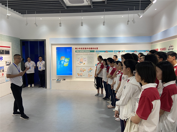 講解急救的具體方法.jpg