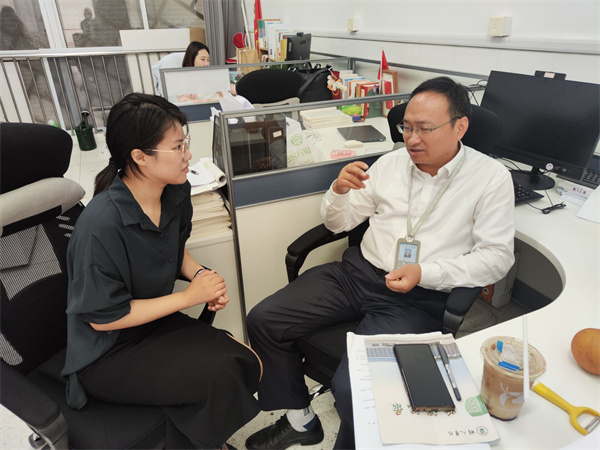 徐建校長與來賓交流.jpg