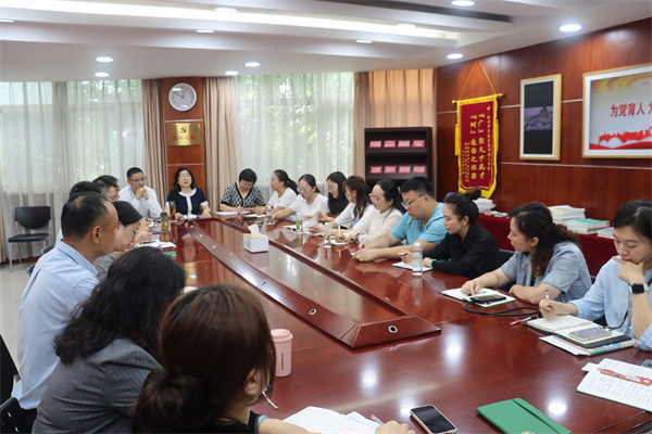 參加行政辦公會.jpg