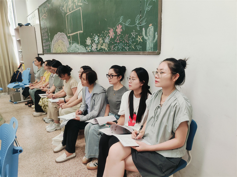 老師們認(rèn)真聽(tīng)課并記錄.jpg