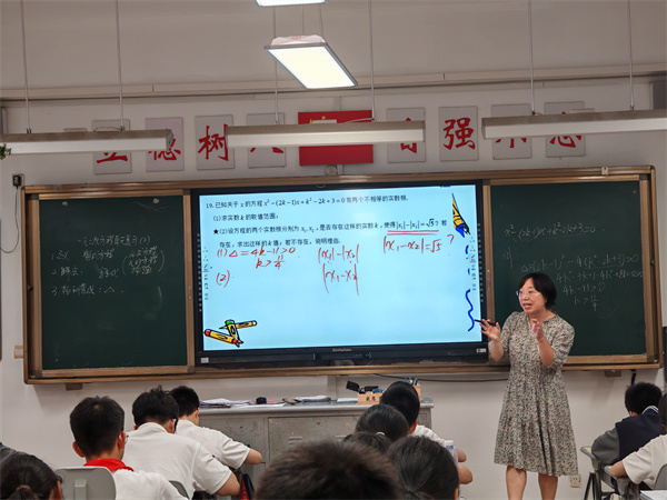 王俊老師上課.jpg