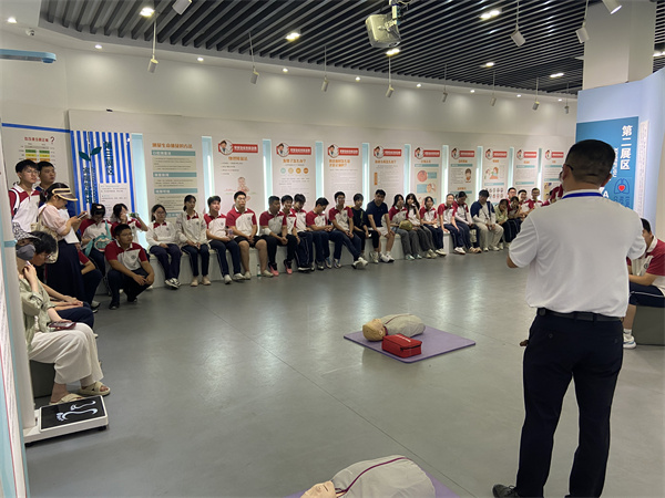 學(xué)習(xí)心肺復(fù)蘇的基本技能.jpg