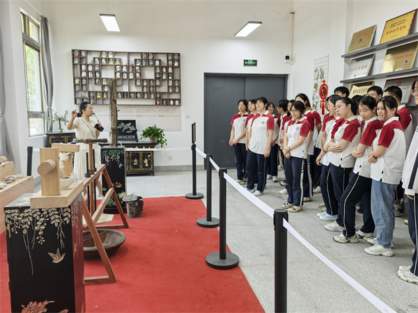 參觀揚(yáng)州漆器廠.jpg